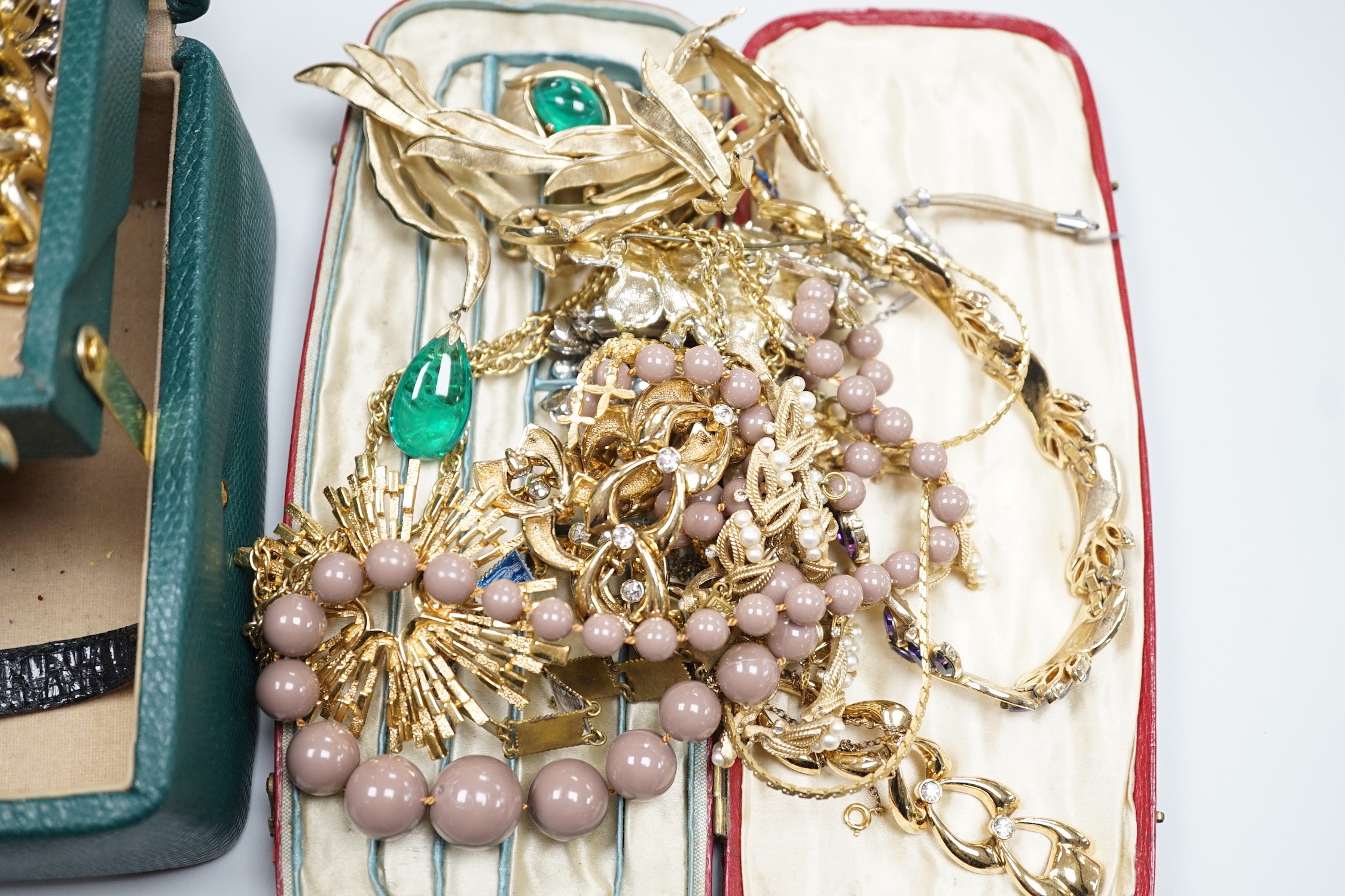 A quantity of assorted costume jewellery.